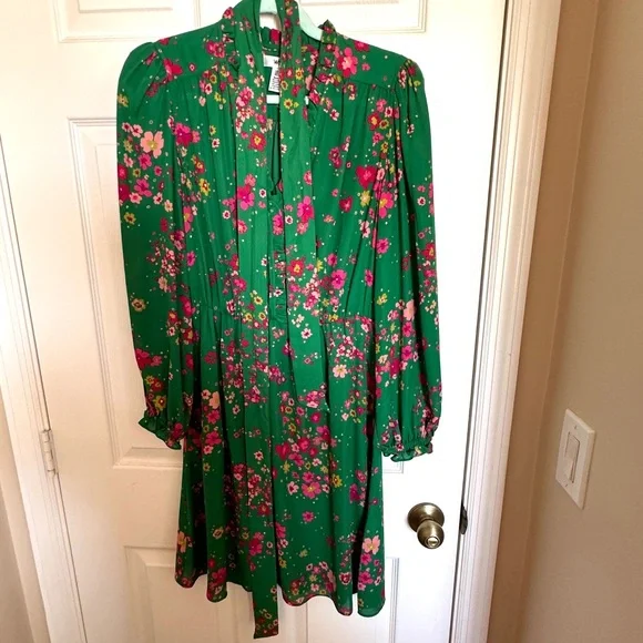 Wisp Green Floral Dresss - Picture 2 of 15